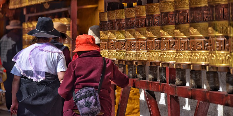 Pilger auf der Barkhor Strasse in Lhasa